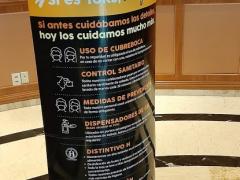 Control sanitario con anuncio sobre prevenciones antes de ingresar, restaurante Toks. Fotografía: David Alonso Vargas Melgarejo.