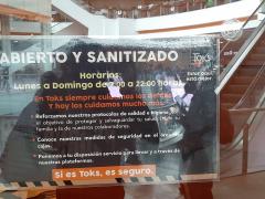 Anuncio "Abierto y sanitizado", restaurante Toks. Fotografía: David Alonso Vargas Melgarejo.
