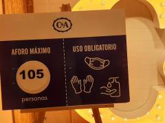 Cartel con medidas para entrar a la tienda C&A, Plaza Forum, Buenavista. Fotografía: David Alonso Vargas Melgarejo.