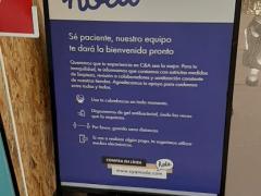 Cartel con medidas necesarias para entrar a la tienda C&A, Plaza Forum, Buenavista. Fotografía: David Alonso Vargas Melgarejo.