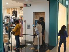 Fila para entrar a la tienda C&A, Plaza Forum, Buenavista. Fotografía: David Alonso Vargas Melgarejo.