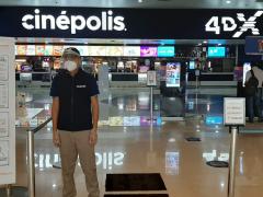 Trabajador de Cinépolis en el filtro de acceso. Fotografía: David Alonso Vargas Melgarejo.