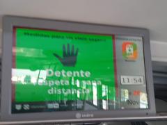 Anuncio en pantalla de Metrobus sobre las medidas de prevención a tomar para viajar. Estación Buenavista, Línea 1 del Metrobus. Fotografía: David Alonso Vargas Melgarejo.
