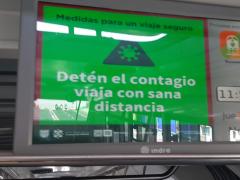 Anuncio en pantalla de Metrobus sobre las medidas de prevención a tomar para viajar. Estación Buenavista, Línea 1 del Metrobus. Fotografía: David Alonso Vargas Melgarejo.