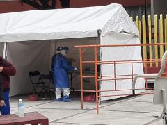 Fotografía a la distancia de la carpa donde se toman las muestras de SARS-COV2.