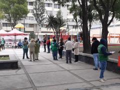 Fila de espera para registro en el Quiosco de de salud y pruebas gratuitas COVID-19.