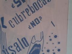 Cartel sobre uso de cubrebocas, pegado en el Edificio Allende, Unidad Tlatelolco. Fotografía: David Alonso Vargas Melgarejo