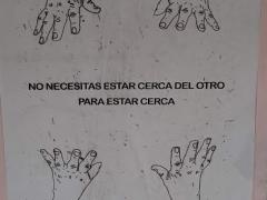 Cartel sobre distanciamiento, pegado en el Edificio Allende, Unidad Tlatelolco. Fotografía: David Alonso Vargas Melgarejo