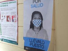 Carteles “Por salud llévalo puesto” y “Evitemos el contagio de COVID-19”, Mercado Martínez de la Torre. Fotografía: David Alonso Vargas Melgarejo