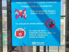 Cartel de la OMS (WHO) sobre prevención del contagio por COVID-19 en Puerta Tlaltelolco. Fotografía: David Alonso Vargas Melgarejo.