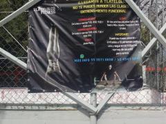 Anuncio de gimnasio al aire libre "Tlatelolco Fitness", cancha de futbol rápido, Plaza Allende. Fotografía de David Alonso Vargas Melgarejo