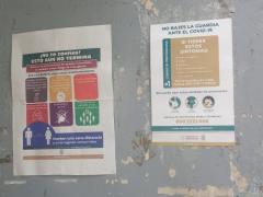 Carteles ¡No te confíes! Esto aún no termina y No bajes la guardia ante el COVID-19, a la entrada del deportivo Félix Azuela. Fotografía: David Alonso Vargas Melgarejo
