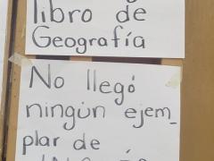 Letreros sobre libros que no llegaron, escuela primaria "Fray Melchor de Talamantes". Fotografía: David Alonso Vargas Melgarejo.
