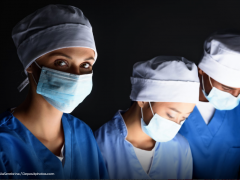 Trió de médicos con cubrebocas, portada en la nota. Fotografía: Alla Serebrina.