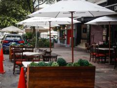 Los restaurantes podrán tener acceso a parques, estacionamientos y banquetas para operar. Fotografía de Araceli López.