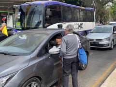 Adulto mayor pide limosna ante falta de apoyo de supermercados. Fotografía: César García.