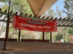 Aviso Alerta por COVID-19, en el Ágora del Jardín de la Paz en Tlatelolco, CdMx. Fotografía: David Alonso Vargas Melgarejo.