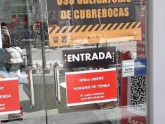 Office Depot pide cubrebocas para entrar, Centro Histórico, CDMX. Fotografía: David Alonso Vargas Melgarejo.
