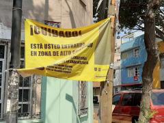 Lona ¡Cuidado¡ Está usted entrando en zona de alto contagio, Calle Marte, Colonia Guerrero, CdMx. Fotografía: David Alonso Vargas Melgarejo.