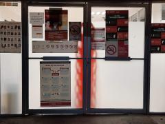 Carteles en la entrada principal de la Clínica de Especialidades Neuropsiquiatría del ISSSTE. Fotografía: David Alonso Vargas Melgarejo