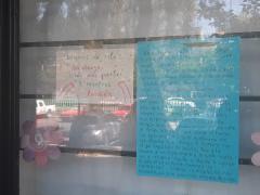 Carteles con reflexiones sobre COVID-19 fuera de la cafetería "El pato con sombrero", Tlatelolco, CdMx. Fotografía: David Alonso Vargas Melgarejo