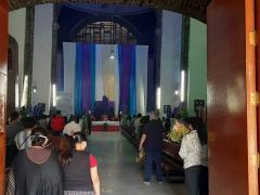 Domingo de Ramos, se observa el interior de la iglesia con una afluencia moderada y conservando sana distancia entre los asistentes. Fotografía: David Alonso Vargas Melgarejo.