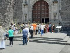 Domingo de Ramos, entrada principal iglesia de Santiago Apóstol, los visitantes tienen una distancia considerable entre ellos y portan cubrebocas. Fotografía: David Alonso Vargas Melgarejo.