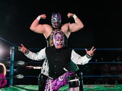 Par de luchadores en evento de cine auto. Fotografía: Facebook DTU lucha profesional mexicana.
