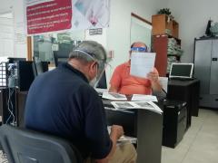 Dos personas trabajan y mantienen sana distancia, usan caretas y cubrebocas. Fotografía: Ayuntamiento de Cuautitlán Izcalli.