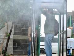 Hombre ingresa a túnel desinfectante. Fotografía: Factor de Cambio.
