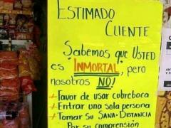 Cartel Sabemos que usted es "inmortal", pero nosotros NO¡, en una tienda local de Cuautitlán. Fotografía: Instagram Cuautitlán Comunidad