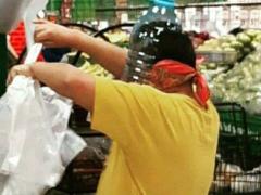 Cliente improvisa careta con garrafón. Fotografía: Instagram Cuautitlán comunidad.