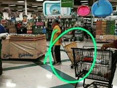 Hombre improvisa su propio carrito para hacer las compras. Fotografía: Instagraa Cuautitlán comunidad.