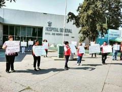 Manifestación del personal médico en la explanada del Hospital General José Vicente Villada.