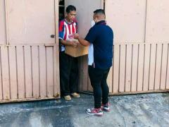 Señor de la tercera edad le entregan despensa, pese a estar en su casa sale a recibir la ayuda sin protección. Fotografía: Instagram Cuautitlán comunidad.
