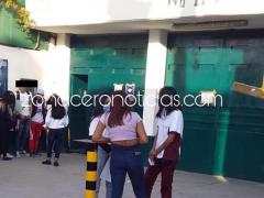 Jóvenes sin sana distancia a la entrada de la Escuela Preparatoria No. 114. Fotografía: Zona Cero Noticias.
