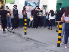Fila de jóvenes sin sana distancia a la entrada de la Escuela Preparatoria No. 114. Fotografía: Zona Cero Noticias.
