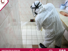 Sanitización de baño público. Fotografía: Gobierno de Coacalco.