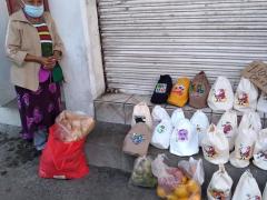 Mujer de la tercera edad vende en vía pública. Fotografía: Facebook Zona Cero Izcalli.