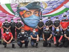 Cuerpo de bomberos con su representación en el grafiti de fondo. Fotografía: Milenio.