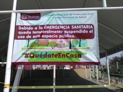 Imagen de lona colocada en la entrada de una cancha de basquetbol para informar cierrre por disposición oficial, en Tecámac. Fotografía: Impressiones Mx.