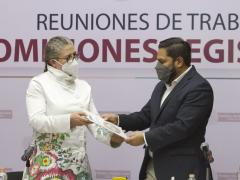Reunión de Miroslava Carrillo Martínez entregando documento.