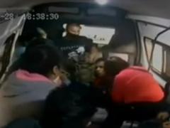 Imágen que forma parte de un video captado por la cámara de seguridad en el transporte público. Fotografía: Especial