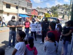 Miembros del grupo entregan calaveritas. Fotografía: Facebook Colonias Unidas Naucalpan.