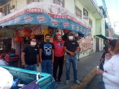 Voluntarios frente a una tienda.  Fotografía: Facebook Colonias Unidas Naucalpan.