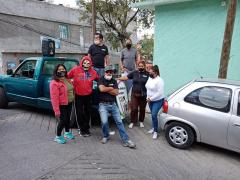 Voluntarios, uno usando una máscara de calavera.  Fotografía: Facebook Colonias Unidas Naucalpan.
