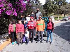 Voluntarios y algunos de los beneficiados.  Fotografía: Facebook Colonias Unidas Naucalpan.