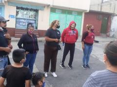 Voluntarios frente a ellos algunos niños.  Fotografía: Facebook Colonias Unidas Naucalpan.