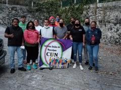 Algunos beneficiados sostienen una manta con el logotipo de “Colonias Unidas de Naucalpan”.  Fotografía: Facebook Colonias Unidas Naucalpan.