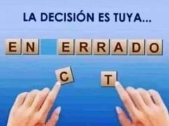 Imagen de dos manos jugando scrable con la palabra “encerrado” o ”enterrado”.